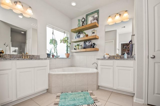 233 Twin Lakes Boulevard, West Columbia, TX 77486