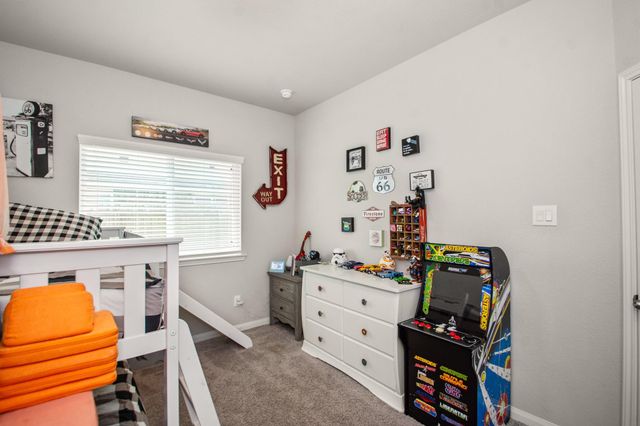 233 Twin Lakes Boulevard, West Columbia, TX 77486