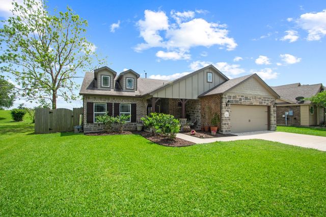 233 Twin Lakes Boulevard, West Columbia, TX 77486