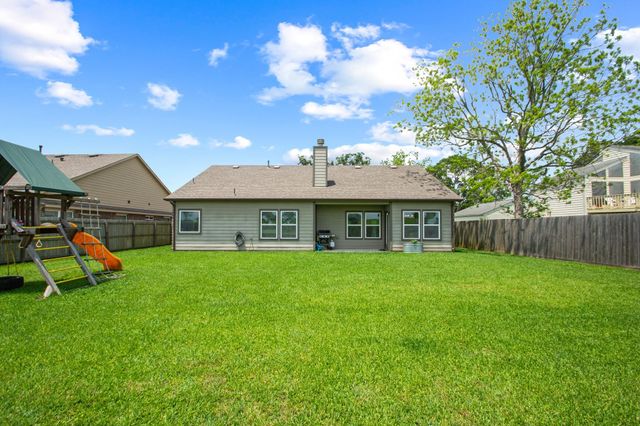 233 Twin Lakes Boulevard, West Columbia, TX 77486