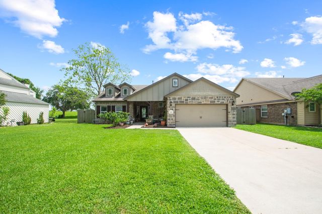 233 Twin Lakes Boulevard, West Columbia, TX 77486