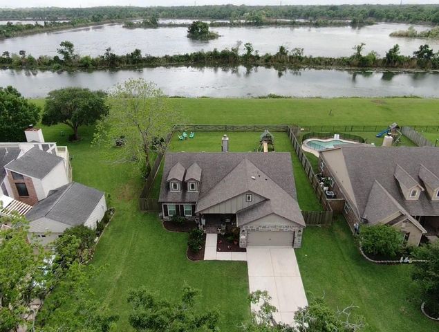 233 Twin Lakes Boulevard, West Columbia, TX 77486