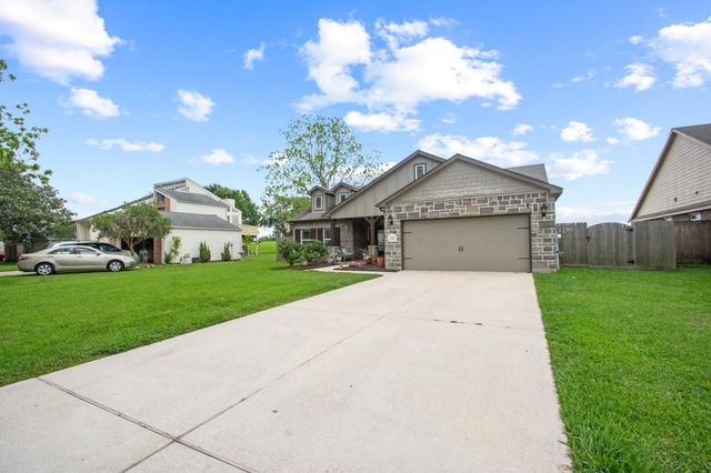 233 Twin Lakes Boulevard, West Columbia, TX 77486