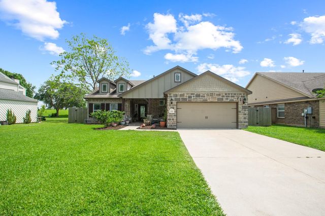 233 Twin Lakes Boulevard, West Columbia, TX 77486