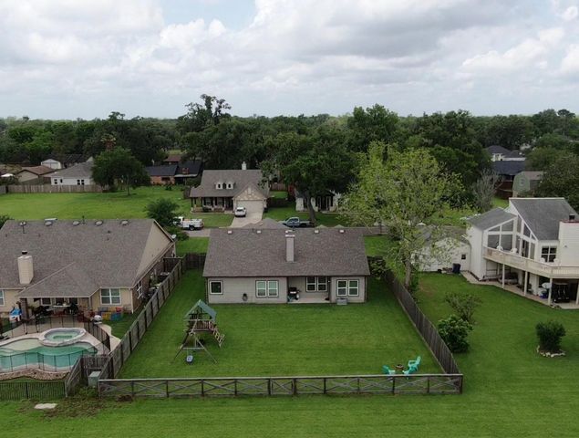 233 Twin Lakes Boulevard, West Columbia, TX 77486