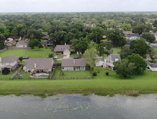 233 Twin Lakes Boulevard, West Columbia, TX 77486