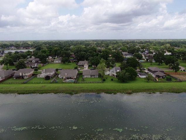 233 Twin Lakes Boulevard, West Columbia, TX 77486