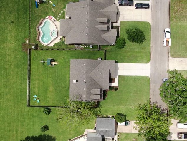 233 Twin Lakes Boulevard, West Columbia, TX 77486