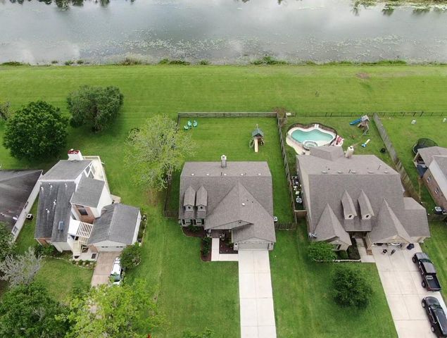 233 Twin Lakes Boulevard, West Columbia, TX 77486