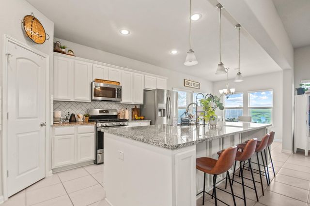 233 Twin Lakes Boulevard, West Columbia, TX 77486