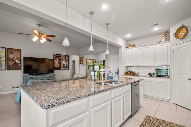 233 Twin Lakes Boulevard, West Columbia, TX 77486
