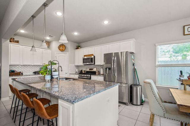 233 Twin Lakes Boulevard, West Columbia, TX 77486
