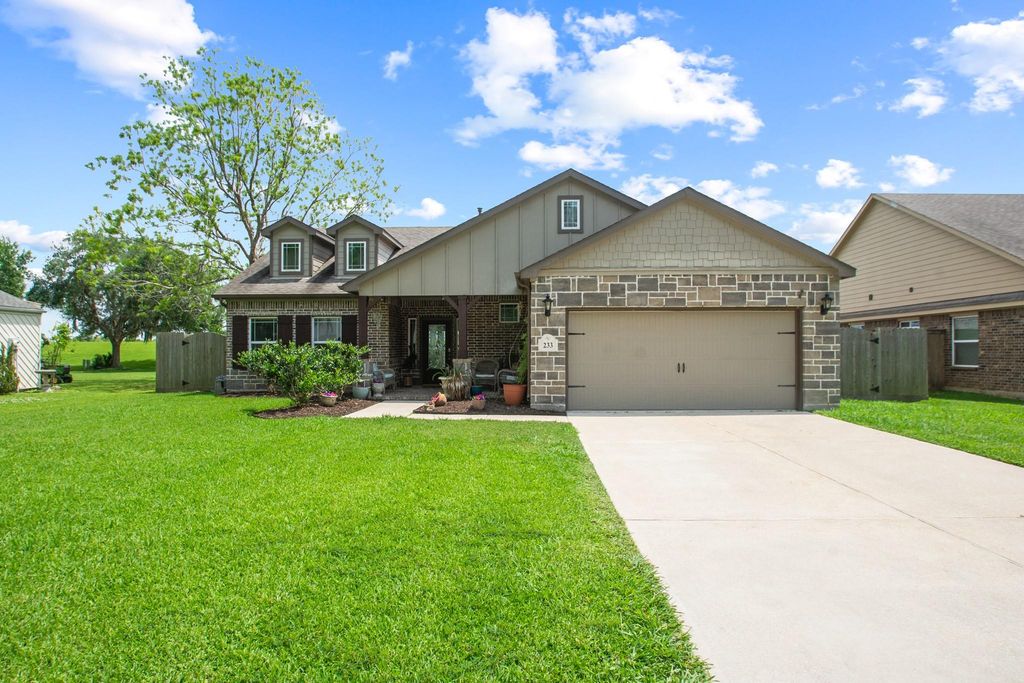233 Twin Lakes Boulevard, West Columbia, TX 77486