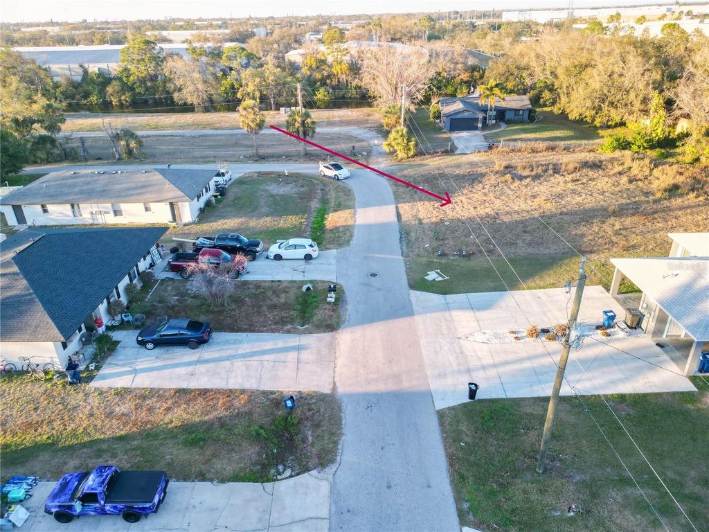 Image 4 of property listing at 4901 20TH STREET COURT E, Bradenton, FL 34203