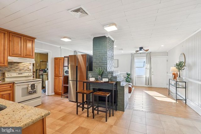 11 CRIMSON KING LN, Levittown, PA 19055