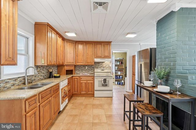 11 CRIMSON KING LN, Levittown, PA 19055