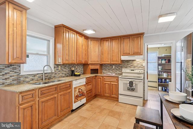 11 CRIMSON KING LN, Levittown, PA 19055