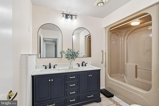 11 CRIMSON KING LN, Levittown, PA 19055