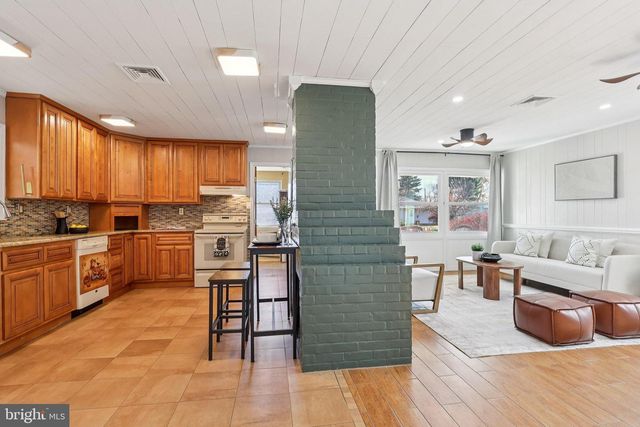 11 CRIMSON KING LN, Levittown, PA 19055