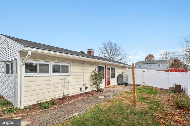 11 CRIMSON KING LN, Levittown, PA 19055