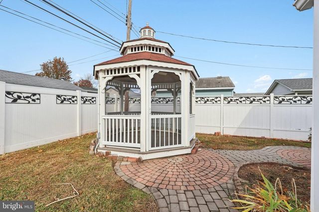 11 CRIMSON KING LN, Levittown, PA 19055