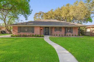 924 22nd Avenue N, Texas City, TX 77590