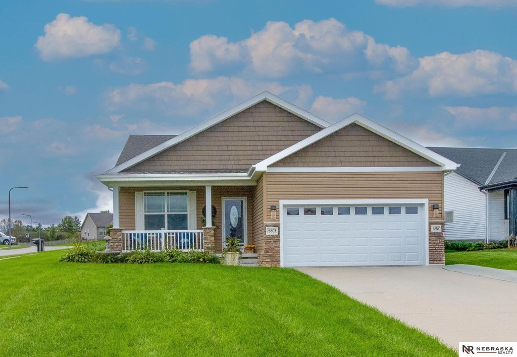 15803 Young Circle, Bennington, NE 68007