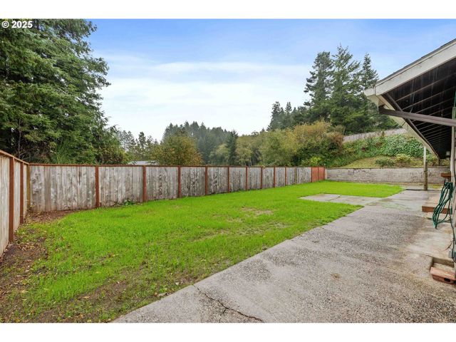 540 QUEENS Ave, Lakeside, OR 97449