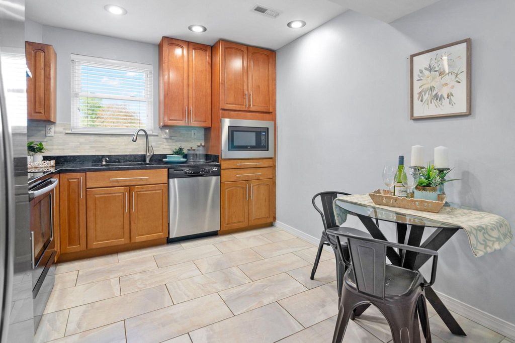 Image 12 of property listing at 1082 BRIGHTLEAF CT, Arnold, MD 21012