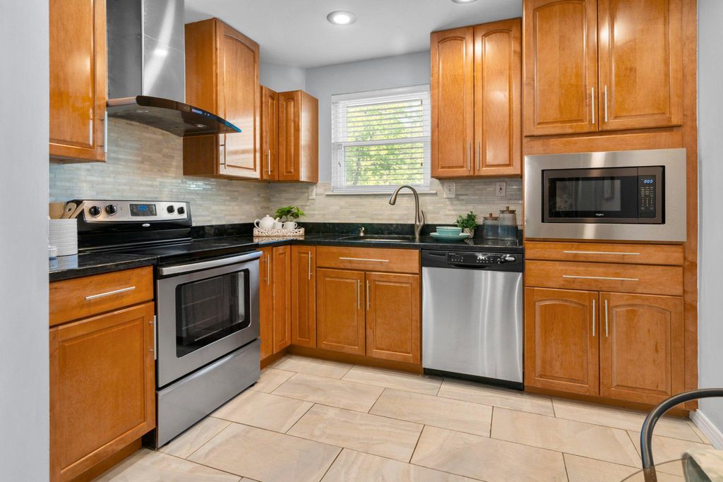 Image 13 of property listing at 1082 BRIGHTLEAF CT, Arnold, MD 21012