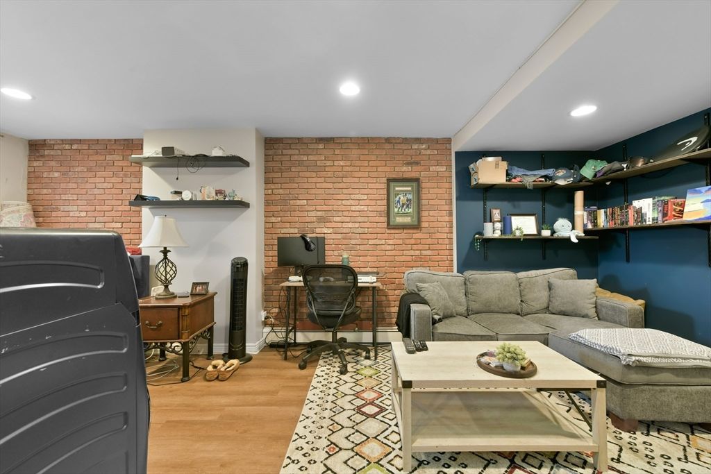 164 F St 4, Boston, MA 02127