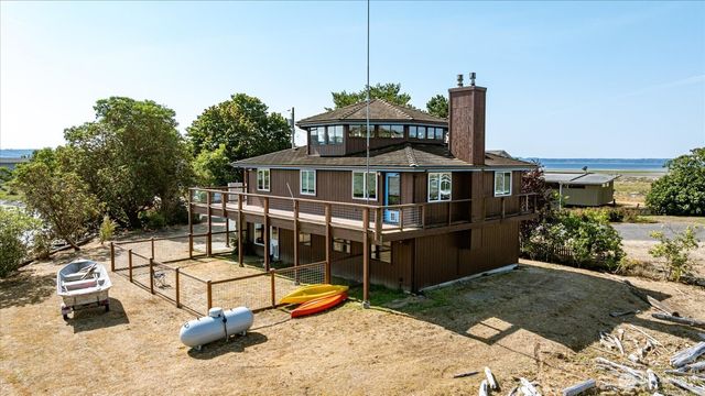2385 Sunlight Beach Road, Clinton, WA 98236