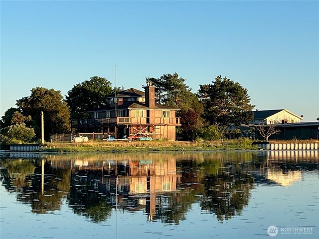 2385 Sunlight Beach Road, Clinton, WA 98236