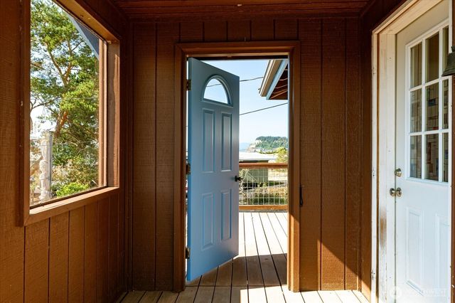 2385 Sunlight Beach Road, Clinton, WA 98236