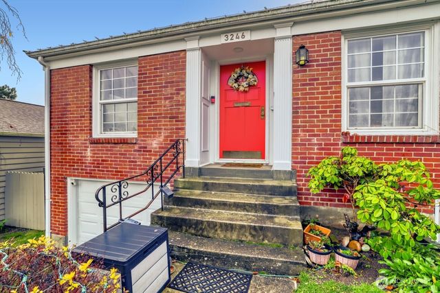 3246 W Viewmont Way W, Seattle, WA 98199