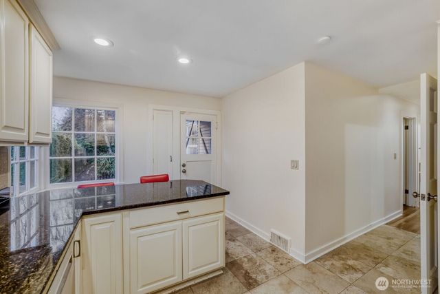 3246 W Viewmont Way W, Seattle, WA 98199