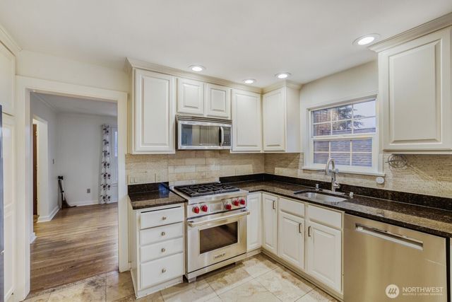 3246 W Viewmont Way W, Seattle, WA 98199