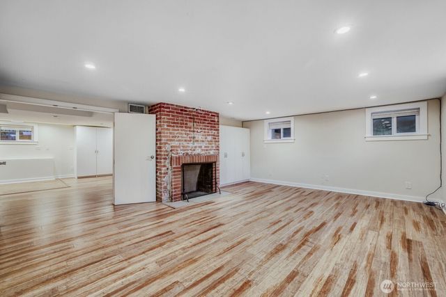 3246 W Viewmont Way W, Seattle, WA 98199