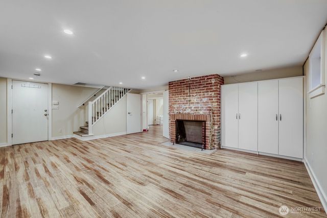 3246 W Viewmont Way W, Seattle, WA 98199