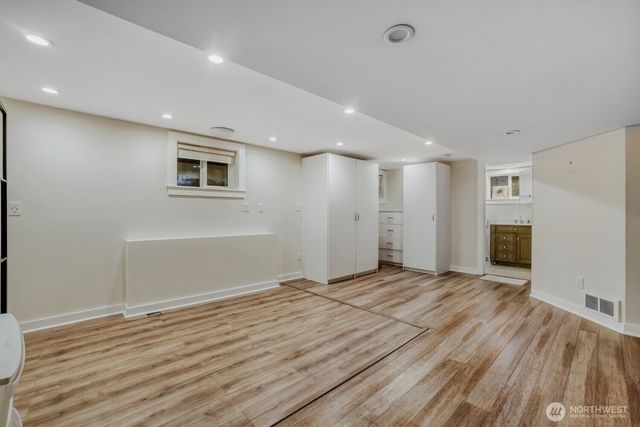 3246 W Viewmont Way W, Seattle, WA 98199