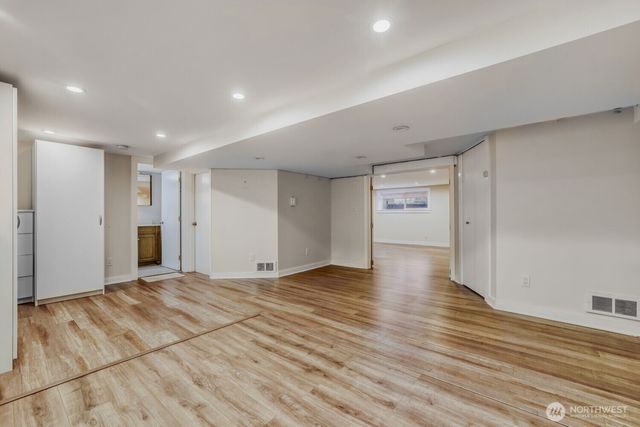 3246 W Viewmont Way W, Seattle, WA 98199