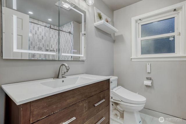 3246 W Viewmont Way W, Seattle, WA 98199