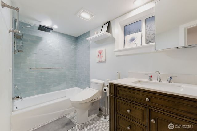 3246 W Viewmont Way W, Seattle, WA 98199