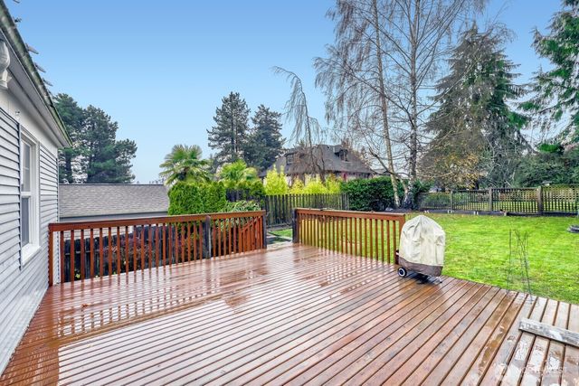 3246 W Viewmont Way W, Seattle, WA 98199