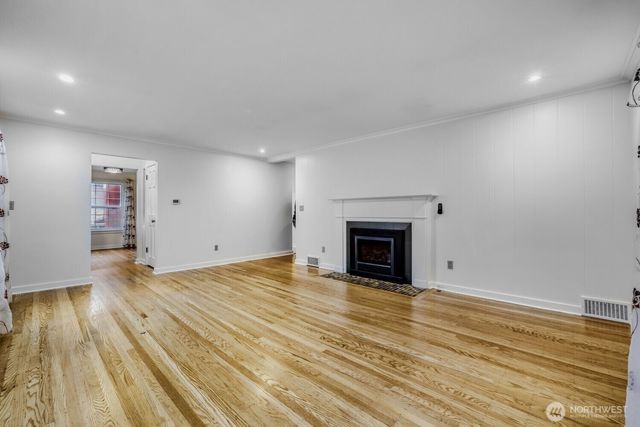 3246 W Viewmont Way W, Seattle, WA 98199