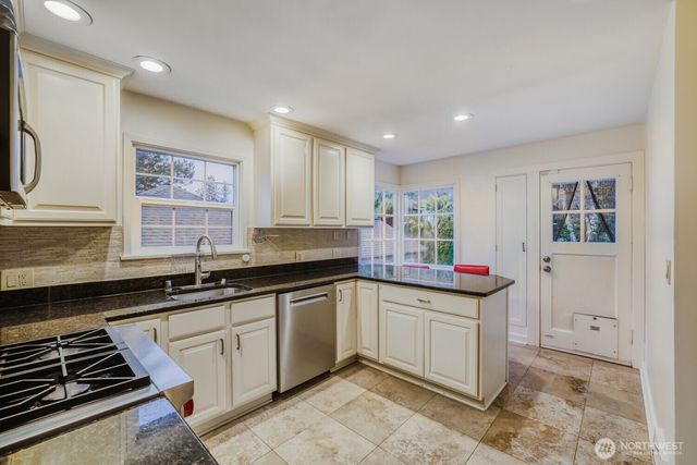 3246 W Viewmont Way W, Seattle, WA 98199