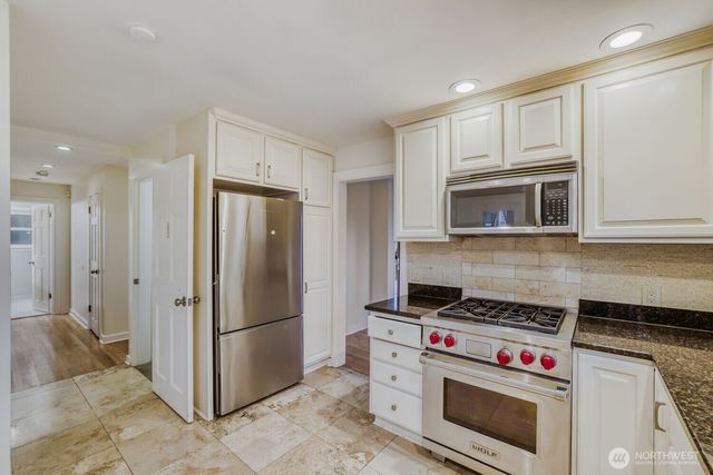 3246 W Viewmont Way W, Seattle, WA 98199