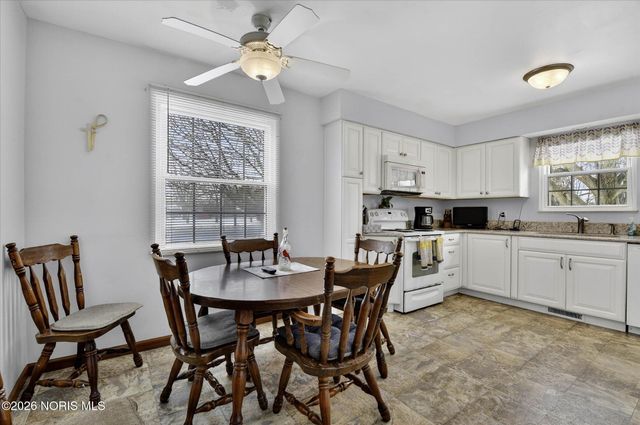 35 Santus Drive, Rossford, OH 43460