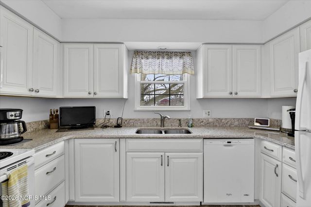 35 Santus Drive, Rossford, OH 43460