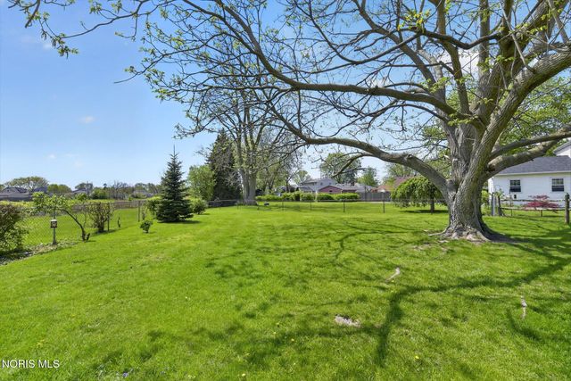 35 Santus Drive, Rossford, OH 43460